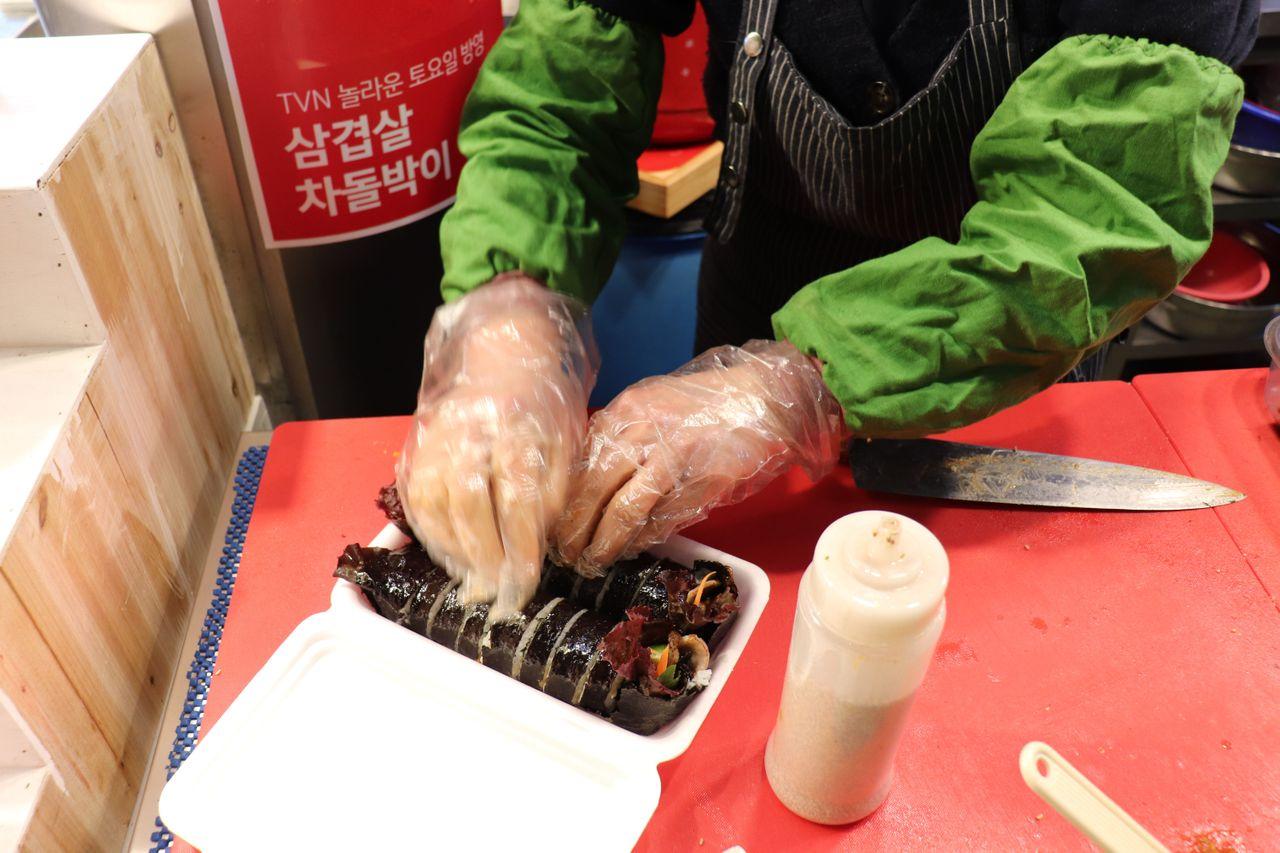 新鮮製作的韓式卷飯，為顧客提供美味且便利的選擇